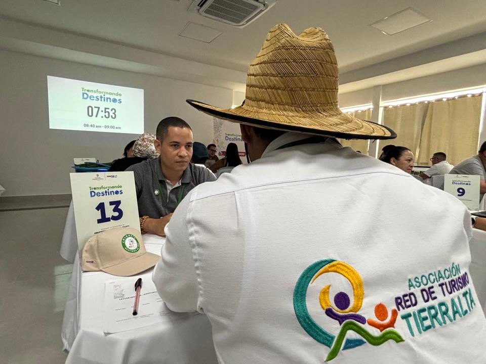Tierralta avanzó en su proceso de reactivación económica a través del turismo.

En el marco del proyecto Transformando Destinos, desarrollado en alianza con ANATO, 20 agencias de viajes de distintas regiones del país conocieron la oferta turística del municipio y generaron espacios de conexión con 25 operadores turísticos, representantes de economías populares y artesanos locales.

Esta jornada fortaleció las oportunidades de promoción y comercialización del destino, contribuyendo a la recuperación económica del territorio tras las afectaciones ocasionadas por el frente frío.

En el Gobierno del Progreso del presidente @gustavopetrourrego y con el trabajo del Ministerio de Comercio, Industria y Turismo, encabezado por la ministra @dmmoralesr, seguimos impulsando el turismo como una herramienta para dinamizar las economías locales y generar oportunidades para las comunidades.

#elpaísdelabelleza 
#ConDignidadCumplimos